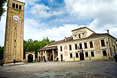 Sesto al Reghena (Pn). Abbazia di Santa Maria in Silvis. La massiccia torre di vedetta (1050 ca.) ora campanile con a fianco l'ingresso della chiesa e il rinascimentale palazzo del comune gi residenza degli abati.